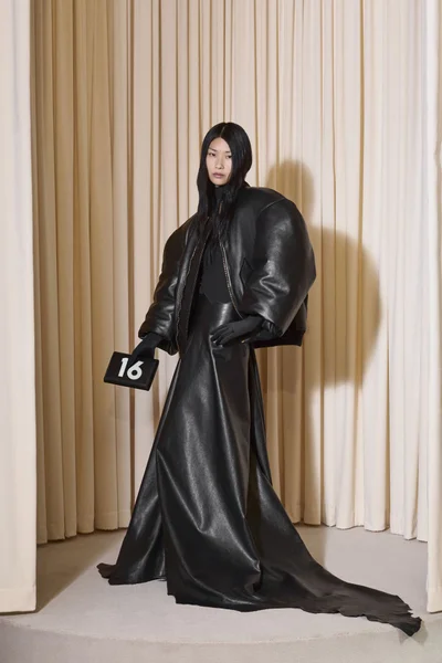 Look 16